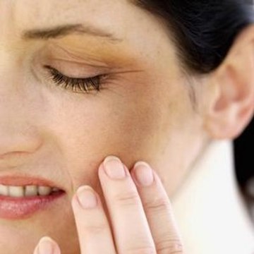 How to get rid of blackheads and whiteheads on nose, face, chin, lips, eyes fast naturally