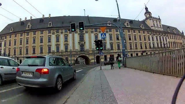 راكب دراجة هوائية يوقف شابات قمن بسرقة