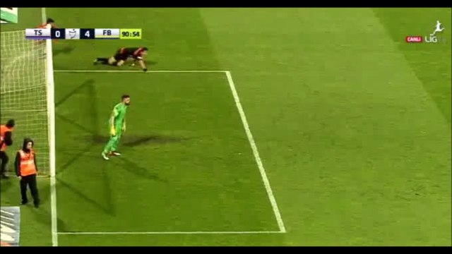 Un supporter turque se jette violemment sur l'arbitre pour le rouer de coups