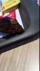 Une tête de poulet dans un paquet de chicken wings chez Quick