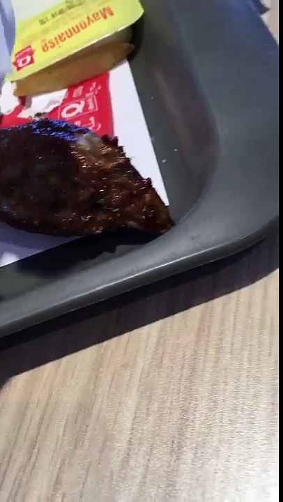 Une tête de poulet dans un paquet de chicken wings chez Quick