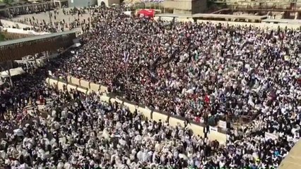 אלפי אנשים משתתפים בכותל המערבי ב‏ירושלים‬ בטקס של ברכת הכהנים