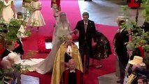 KATE MIDDLETON ARRIVING AND WALKING DOWN THE AISLE AT WESTMINSTER ABBEY