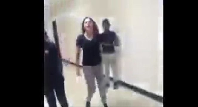 Ce policier sait comment s'y prendre pour arrêter une bagarre entre deux jeunes filles