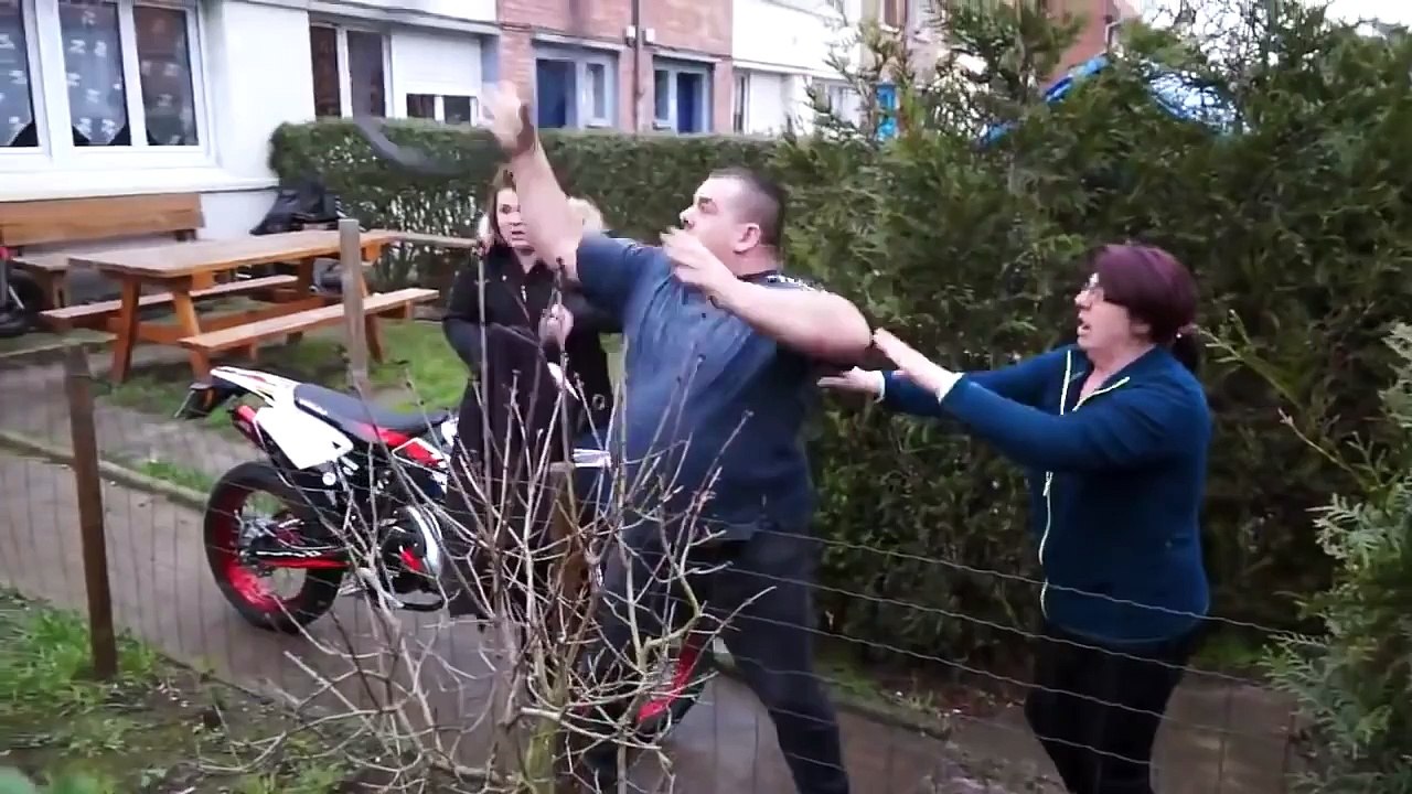 Migranten Mob greift Familie an Sohn holt Gewehr raus