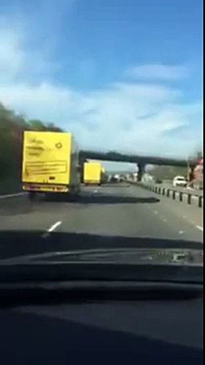 Klaxonnez si vous aimez la rhubarbe est écrit sur ces camions de livraison