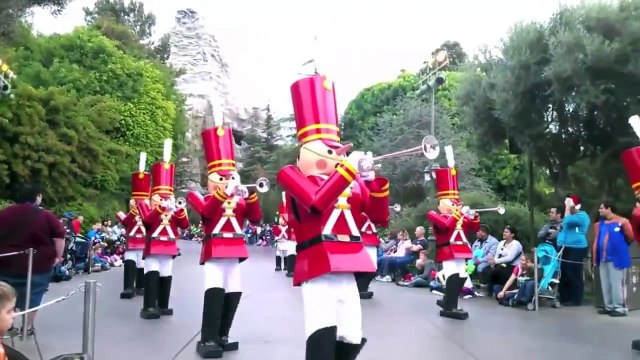 Quand les marionnettes géantes de Disney se cassent la figure