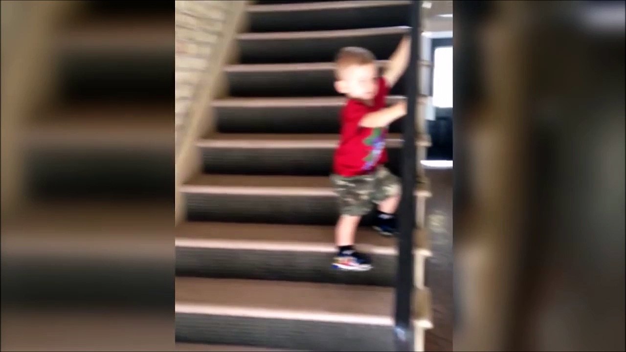 On est jamais trop prudent dans un escalier... Jusqu'à la derniere marche