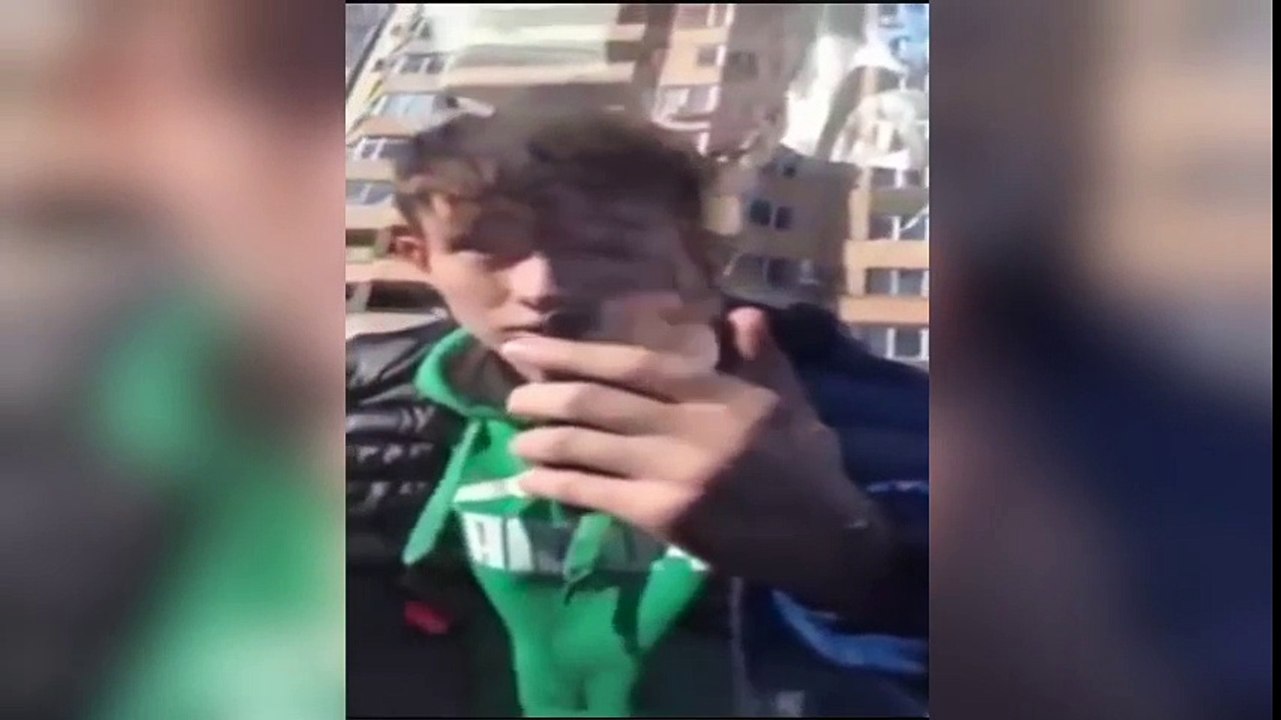 Mujer destroza medio aparcamiento mientras habla por teléfono