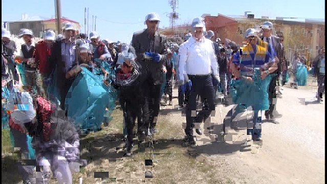 Tuşba Belediye Başkanı Öğrencilerle Birlikte Van Gölü Sahilinde Temizlik Yaptı