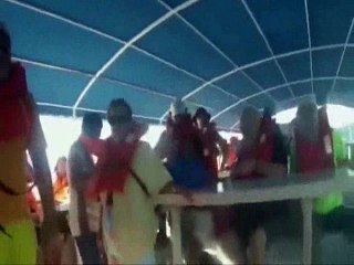 Une étudiante filme un catamaran de touristes chavirant et coulant au large du Costa Rica sur lequel elle se trouve