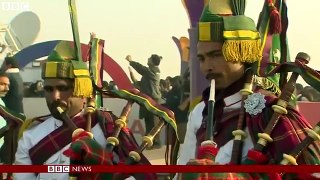 Pakistans Cholistan Desert car race draws huge crowds | BBC News