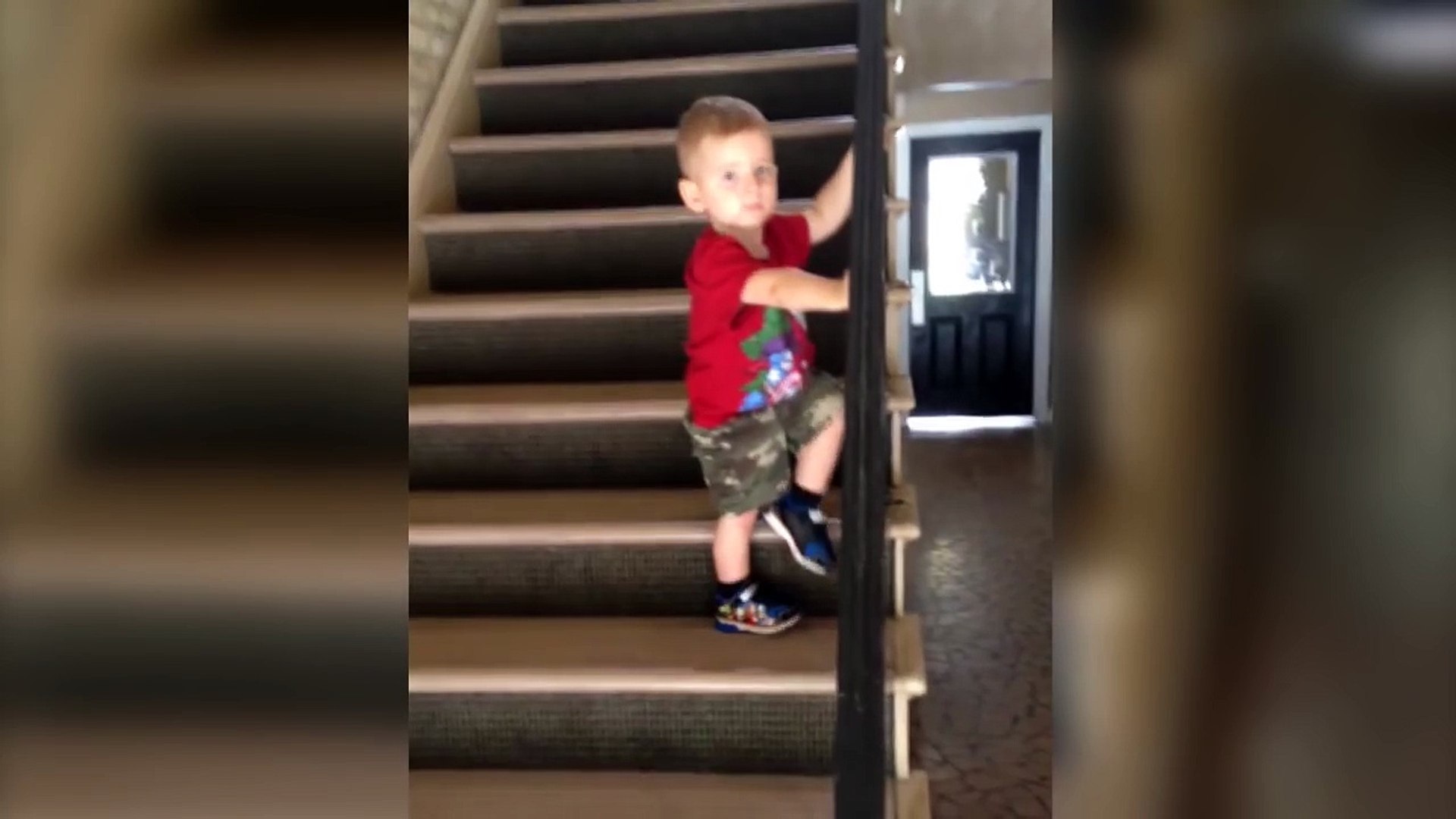 Un Enfant Trop Prudent Descend Un Escalier Et Fait Un Faceplant - Vidéo  Dailymotion