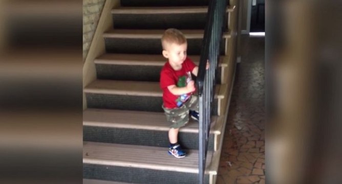 Un enfant très prudent se rate en descendant des escaliers