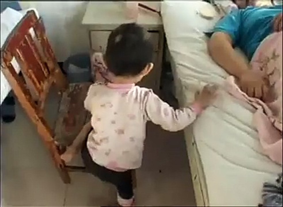 اس چھوٹے بچے کو دیکھ کر وہ لوگ شرم سے ڈوب جائیں جو اپنے والدین کی خدمت نہیں کرتے