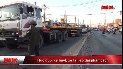 Húc đuôi xe buýt, xe tải leo dải phân cách