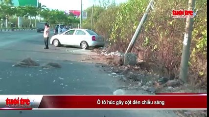 Ô tô húc gây cột đèn chiếu sáng