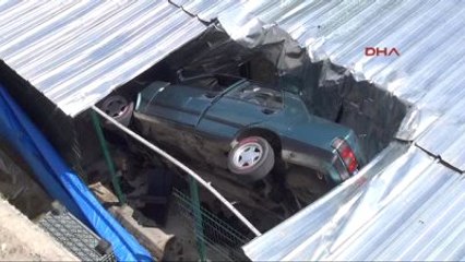 Yalova - Kontrolü Yitirilen Otomobil Hayvan Barınağının Çatısına Uçtu