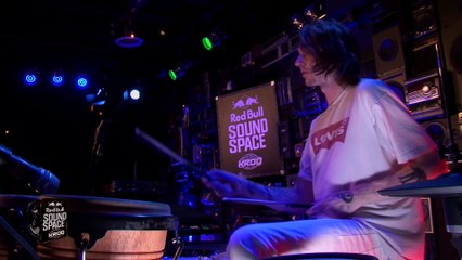 Alt-J - Left Hand Free [Live at The KROQ Red Bull Sound Space]