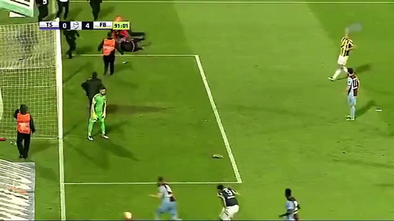 Un fan de Trabzonspor attaque l'arbitre en plein match de foot en Turquie