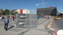 1 Mayıs Öncesi Taksim Meydanı'na Bariyerler Getirildi