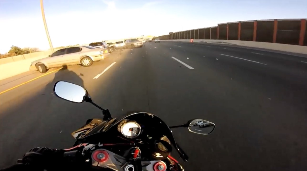 Un motard évite un accident de justesse sur l'autoroute !