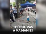 Ce petit est prêt à tout pour défendre sa grand-mère !