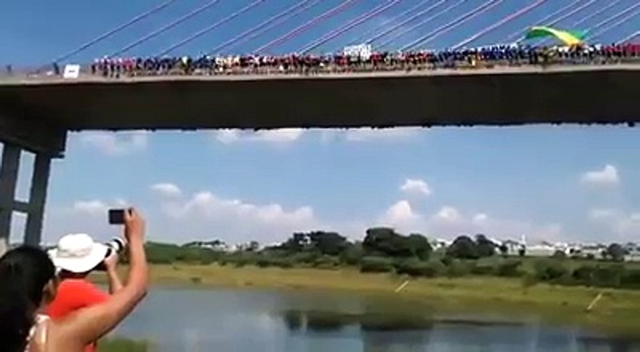 150 kişinin aynı anda köprüden salıncak ile atlaması