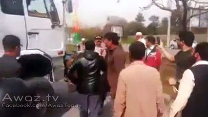 Islamabad - What citizens did when City police blocked route for public VIP protocol. Npmake