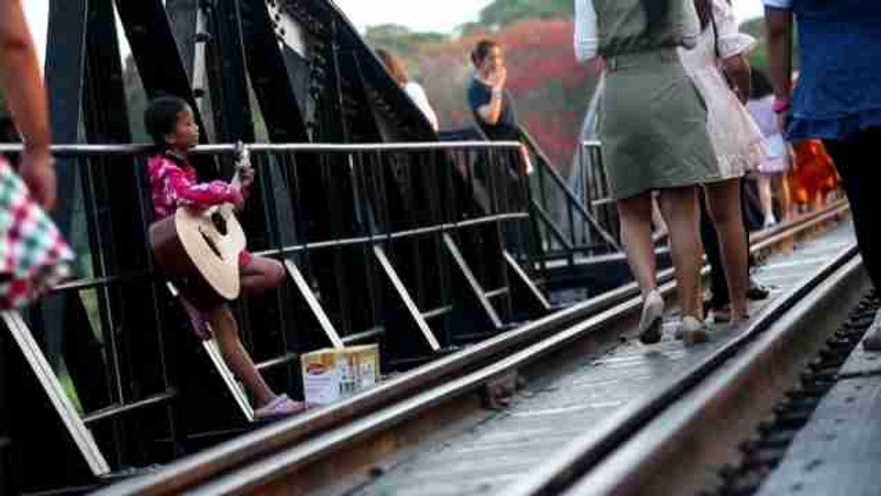 Decenas de personas homenajean en Tailandia a los caídos del "Ferrocarril de la Muerte"