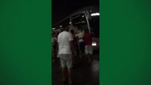 Torcida do Flamengo recebe jogadores com pontapés no ônibus após eliminação