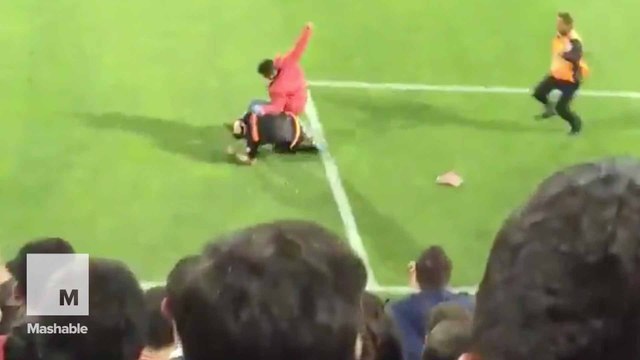 Enraged soccer fan brutally attacks referee in the middle of the game