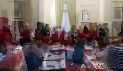 Tournai : masquée, la CGSP bouscule le conseil communal