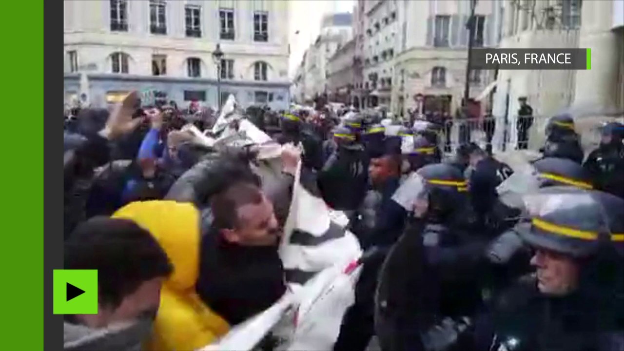 Les intermittents manifestent devant le ministère du Travail, le théâtre de l'Odéon toujours occupé