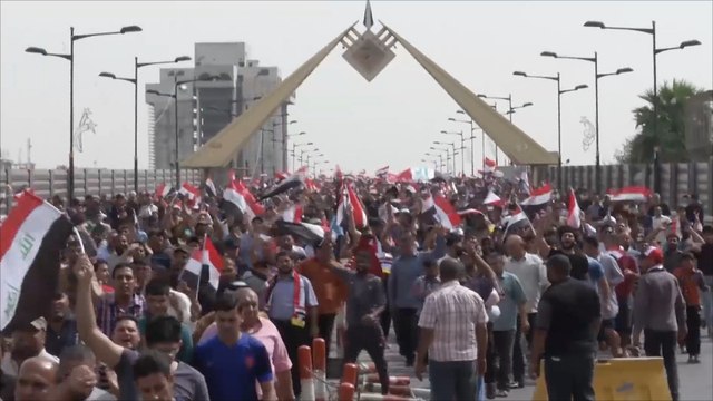 البرلمان العراقي يعقد جلسته ومظاهرات تطالب بالإصلاح