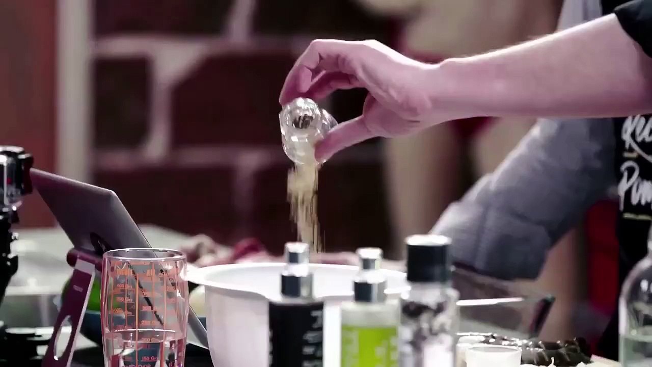 Ivre et enfariné Antoine de Caunes se met aux fourneaux