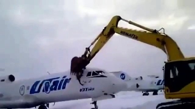 Dobio otkaz pa bagerom unistio avion na pisti
