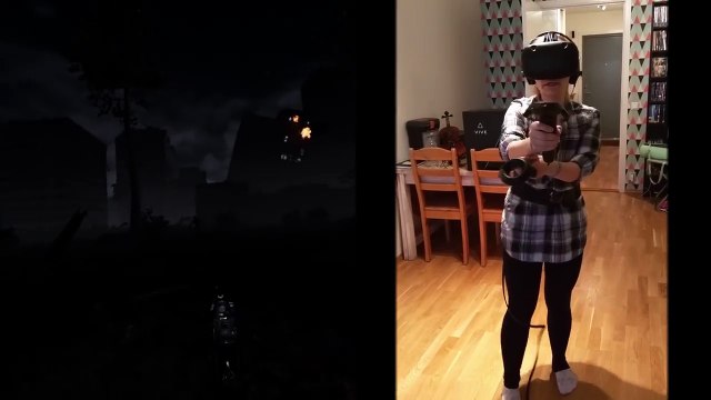 Elle joue à un jeu vidéo d'horreur avec un casque de réalité virtuelle !