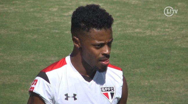 Que curva! Michel Bastos tira onda com gol sem ângulo no São Paulo