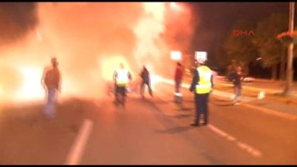 Yanan Aracını Gözyaşları İçerisinde Seyretti