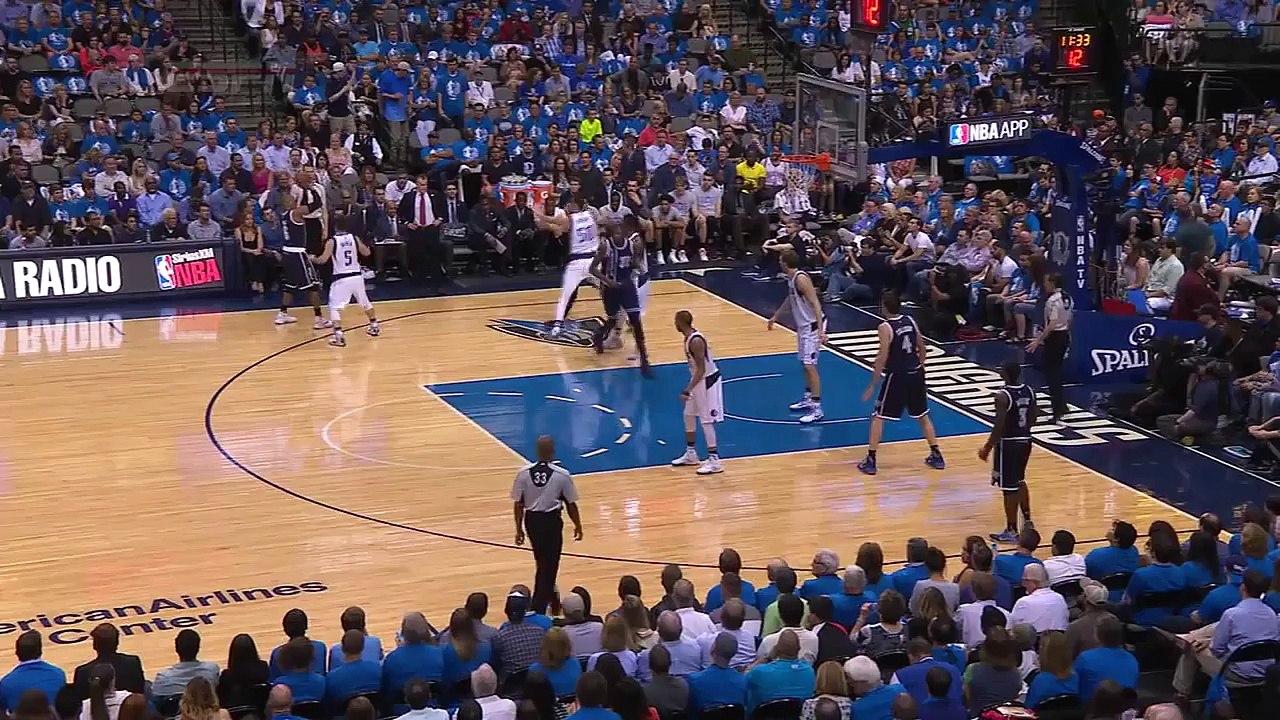 صالح الماجري يتشابك بالأيدي مع لاعب الفريق الخصم في الNBA