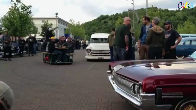 Передвижной стол студентов