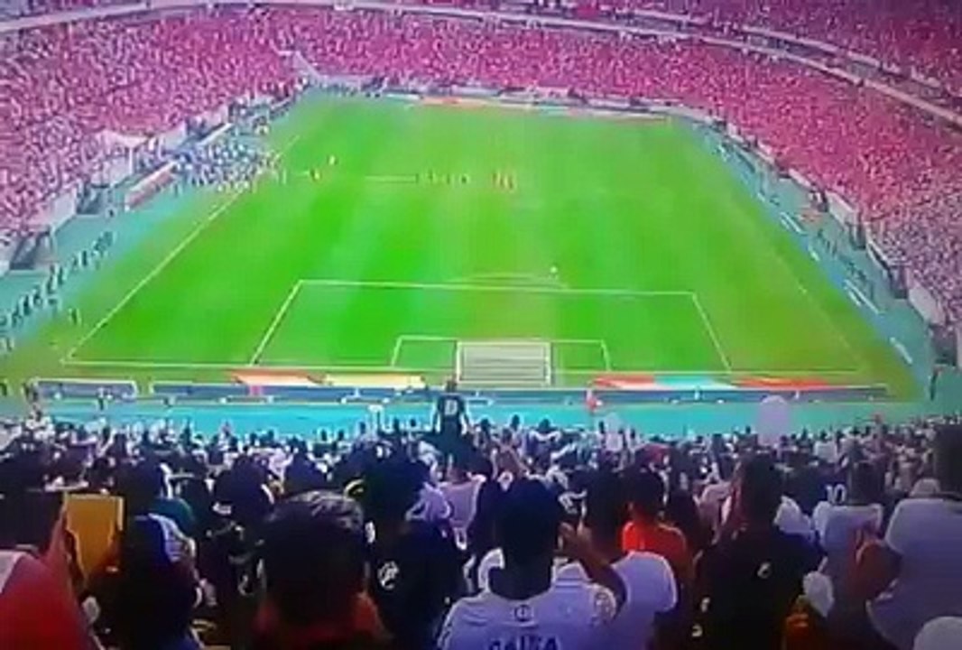 Jogadores do Fla são criticados nas redes sociais por ignorar crianças