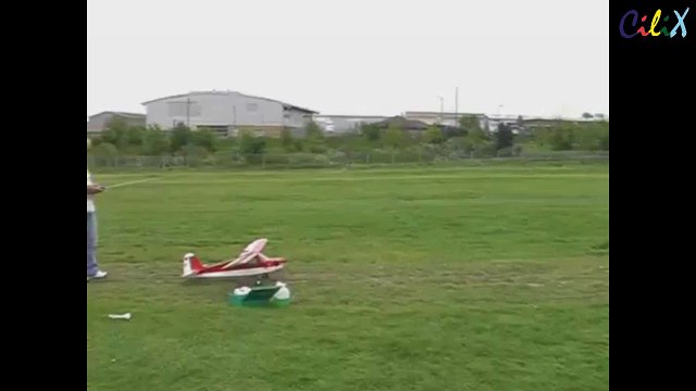 Самолёт на радиоуправлении врезался в мальчика