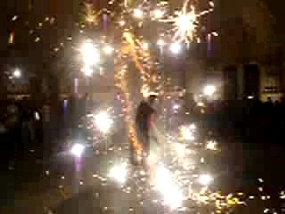 Firecracker -jungler devant notre dame paris...