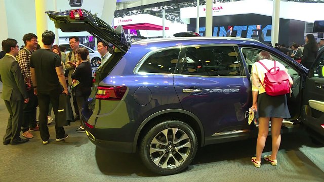 Fabricantes buscan deslumbrar en salón del automóvil de Pekín
