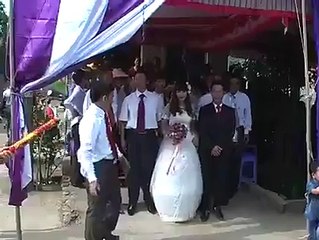 Đừng bao giờ mời người yêu cũ đi đám cưới =))