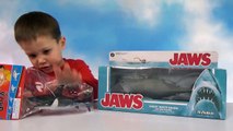 Акула растущая в воде и игрушечная акула Челюсти выращивание в воде Toy Shark Jaws growing in water