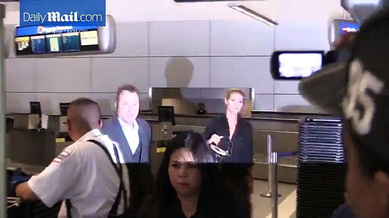 A friendly Heidi Klum stops for a selfie with a fan at LAX _ Daily Mail Online