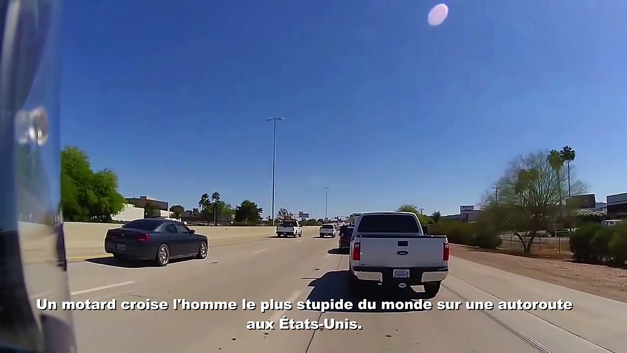 Un motard croise l'homme le plus stupide du monde sur une autoroute aux États-Unis